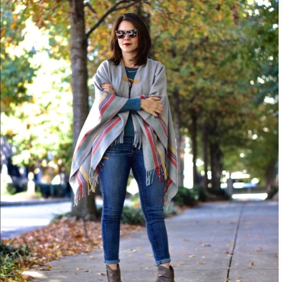 Aerie poncho with fringes - Picture 2 of 2